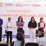 Artesanas de las regiones Centro, Costa Chica y Norte expenden sus trabajos en la explanada de Palacio de Gobierno