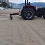 Promotora de Playas Acapulco realiza trabajos de nivelación y oxigenación de la franja de arena en la bahía