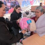 El gobierno del estado entrega apoyos como parte del programa “Te Abrigo con Amor” a familias de la Sierra