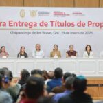 Evelyn Salgado entrega títulos de propiedad para dar certeza jurídica al patrimonio de 163 familias de Guerrero