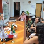 Teodora Ramírez Vega atendió a la representante de la empresa Gran Salud, Perla Vargas Sotelo