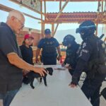 Policía Estatal auxilia y rescata a dos cachorros en el centro de Chilpancingo
