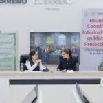 Resultados operativos reflejan efectividad de la estrategia de seguridad en Guerrero *La estrategia coordinada entre autoridades estatales y federales permitió detenciones, aseguramiento de droga y armas, sentencias condenatorias y recuperación de vehículos.  Chilpancingo, Gro., 16 de febrero de 2026.- El vocero de la Mesa de Coordinación para la Construcción de Paz en Guerrero, Randy Suastegui Cebrero, presentó los resultados obtenidos del 9 al 15 de febrero en materia de seguridad y procuración de justicia, como parte de la estrategia integral que se implementa en el estado y que se revisa diariamente en coordinación con fuerzas federales y estatales.  Informó que estas acciones son resultado del trabajo conjunto entre la Secretaría de Seguridad Pública estatal, la Fiscalía General del Estado, la Secretaría de la Defensa Nacional, la Guardia Nacional y demás instancias que integran la Mesa, con el objetivo de fortalecer la paz y el orden en las ocho regiones de la entidad.  La Secretaría de Seguridad Pública (SSP) reportó el aseguramiento de 3.188 kilogramos de probable marihuana, 208 dosis de probable “cristal” y 9 dosis de probable “piedra”, lo que representa una afectación económica estimada en 404 mil 30 pesos a la delincuencia.  Asimismo, se aseguraron 4 armas largas, 4 armas cortas, 6 cargadores y 77 cartuchos útiles, además de 11 armas blancas, 2 básculas grameras, un botón de emergencias, 6 relojes, 2 teléfonos celulares y 69 rollos de madera y fueron detenidas 27 personas por su probable participación en diversos hechos delictivos.  En materia vehicular, durante el periodo, se aseguraron 3 vehículos, 3 motocicletas y un cuatrimoto; se recuperaron 9 vehículos y 13 motocicletas con reporte de robo, y se remitieron al corralón 14 vehículos y 129 motocicletas.  Por su parte, la Fiscalía General del Estado informó que se cumplimentaron 32 órdenes de aprehensión por delitos como abuso sexual contra niñas y niños, violación, homicidio calificado, secuestro, desaparición cometida por particulares, violencia familiar, fraude y delitos contra la salud, entre otros.  Asimismo se lograron 9 detenciones en flagrancia y 29 vinculaciones a proceso por distintos ilícitos y se obtuvieron 12 sentencias condenatorias, con penas que van de 8 meses a 60 años de prisión, por delitos como homicidio calificado, secuestro agravado y violación.  De igual forma, como resultado de las acciones coordinadas, la FGE reportó el aseguramiento de 47 vehículos vinculados a hechos delictivos y se recuperaron 22 unidades con reporte de robo.   En acciones contra la extorsión y el secuestro virtual, se atendieron diversos casos a través de la línea directa y la aplicación “Ponte Buso”, evitando el pago de 4 millones 950 mil pesos en perjuicio de las víctimas, además de lograrse la cancelación de 49 números telefónicos y 49 IMEI vinculados a estas conductas .  El vocero reiteró que estos resultados derivan de una estrategia de seguridad que se evalúa todos los días en la Mesa de Coordinación para la Construcción de Paz, donde se analizan incidencias, se definen operativos y se fortalecen las acciones interinstitucionales para garantizar la tranquilidad de las y los guerrerenses.