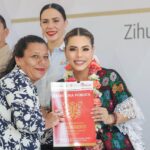 Entrega Evelyn Salgado 520 títulos de propiedad a familias de Zihuatanejo