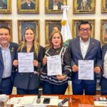 Reconocen trabajo turístico de Guerrero; Simón Quiñones asume vicepresidencia en ASETUR  *El nombramiento permitirá fortalecer estrategias conjuntas para el desarrollo del turismo en la región sur  Puebla, Pue., 6 de marzo de 2026.– El secretario de Turismo de Guerrero, Simón Quiñones Orozco, fue nombrado vicepresidente de la Zona Sur de la Unión de Secretarias y Secretarios de Turismo de México (ASETUR), durante la 67ª Asamblea General Ordinaria del organismo realizada en Puebla, un reconocimiento que fortalece la presencia de Guerrero en la coordinación turística nacional.  Este nombramiento, otorgado por el presidente de ASETUR, Bernardo Cueto Riestra, con el respaldo de la mesa directiva, reconoce el trabajo que se realiza en Guerrero, impulsado por la gobernadora Evelyn Salgado Pineda, para fortalecer la actividad turística, además permitirá promover acciones conjuntas que consoliden la coordinación de la región sur del país en sinergia con las zonas norte y centro, posicionando al turismo como un motor clave para el desarrollo económico nacional.  Durante la asamblea, Quiñones Orozco participó en las mesas de trabajo encabezadas por la secretaria de Turismo del Gobierno de México, Josefina Rodríguez Zamora, y el presidente de ASETUR, con la presencia del gobernador del estado de Puebla, Alejandro Armenta Mier.  En la sesión se compartieron estrategias para fortalecer el sector turístico nacional, alineando esfuerzos entre las entidades para consolidar la promoción de México y proyectar a cada región en eventos de talla internacional durante 2026, como la histórica 50ª edición del Tianguis Turístico de México 2026, que se realizará del 27 al 30 de abril en Acapulco.  El secretario de Turismo reiteró que este nombramiento representa un compromiso para continuar impulsando el desarrollo turístico del sur del país y seguir posicionando a Guerrero como uno de los destinos más importantes de México.