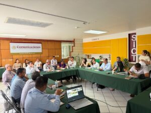 Avanza la construcción de caminos artesanales en la sierra, gobierno del estado y SICT refuerzan coordinación