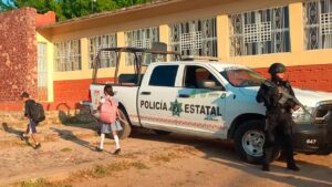 Seguridad Pública realizan labores de vigilancia al exterior de instituciones educativas