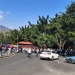 Concentración de un grupo de personas en la avenida Rufo Figueroa, a la altura de la Glorieta Pleasant Hill en Chilpancingo