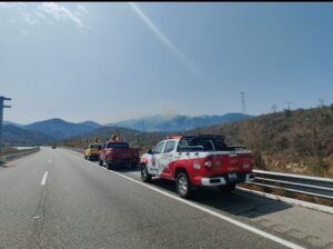Gobierno del estado a través de la SGIRPCGRO atiende el incendio forestal de El Veladero