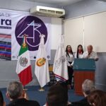 El director general, el Lic. Arturo Salinas Sandoval, entregó reconocimientos a estudiantes de la Facultad de Arquitectura y Urbanismo de la Universidad Autónoma de Guerrero (UAGro).