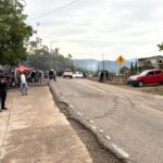 Pobladores de Atlixtac, fueron retirados los bloqueos instalados en la vialidad, permitiendo el restablecimiento de la circulación vehicular.