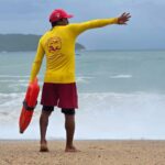 Promotora de Playas Acapulco se mantienen atentos en sus respectivas áreas, brindando recomendaciones preventivas a los bañistas