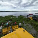 SEMAREN fortalece acciones de saneamiento con jornada de retiro de lirio acuático en la Laguna de Mitla