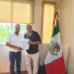 El director general, Lic. Arturo Salinas Sandoval, entregó el nombramiento al nuevo jefe del Departamento Jurídico.