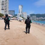 Personal de la Policía Ecológica Estatal, realiza recorridos de proximidad social en diversas playas de Acapulco