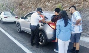 Como parte del Operativo Verano 2026, personal de Tránsito Estatal realiza recorridos de seguridad y prevención sobre la carretera federal México–Acapulco.