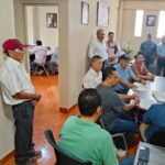 El director general, el Lic. Arturo Salinas Sandoval, brinda atención a transportistas de la Región Norte.