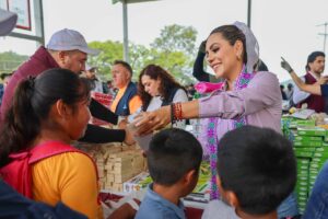 Evelyn Salgado y Rocío Bárcena llevan el Tianguis del Bienestar a Xicotlán dentro del Plan Maestro para la Montaña 
