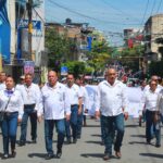 El director general, el Lic. Arturo Salinas Sandoval, delegados regionales y representantes de transportistas del estado, marchan con orgullo en el desfile cívico-militar en Chilpancingo, Gro.
