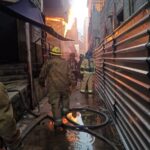 Personal de la SGIRPCGRO atiende y realiza acciones de sofocación del incendio en el Mercado Central de Acapulco