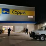 Elementos de la Policía Estatal mantienen presencia en tiendas de autoservicio y de conveniencia de Zihuatanejo.
