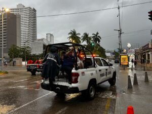 Unidad Policial de Género y Grupo Red Violeta se suman a las labores de auxilio