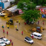 Con maquinaria pesada se brinda atención en la calle Judea de la colonia El Coloso de Acapulco, para dar apertura del canal pluvial y mitigar los riesgos de inundación. Las labores de atención continúan como parte de las acciones que  implementa la gobernadora Evelyn Salgado Pineda para atender a la población del puerto por las recientes lluvias del huracán Simón